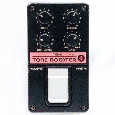 Närbild av en svart Tone Booster-effektpedal med fyra reglage