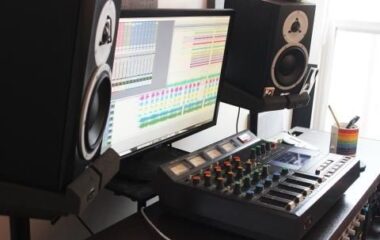 Ljudstudio med mixerbord, bildskärm och två stora monitorhögtalare