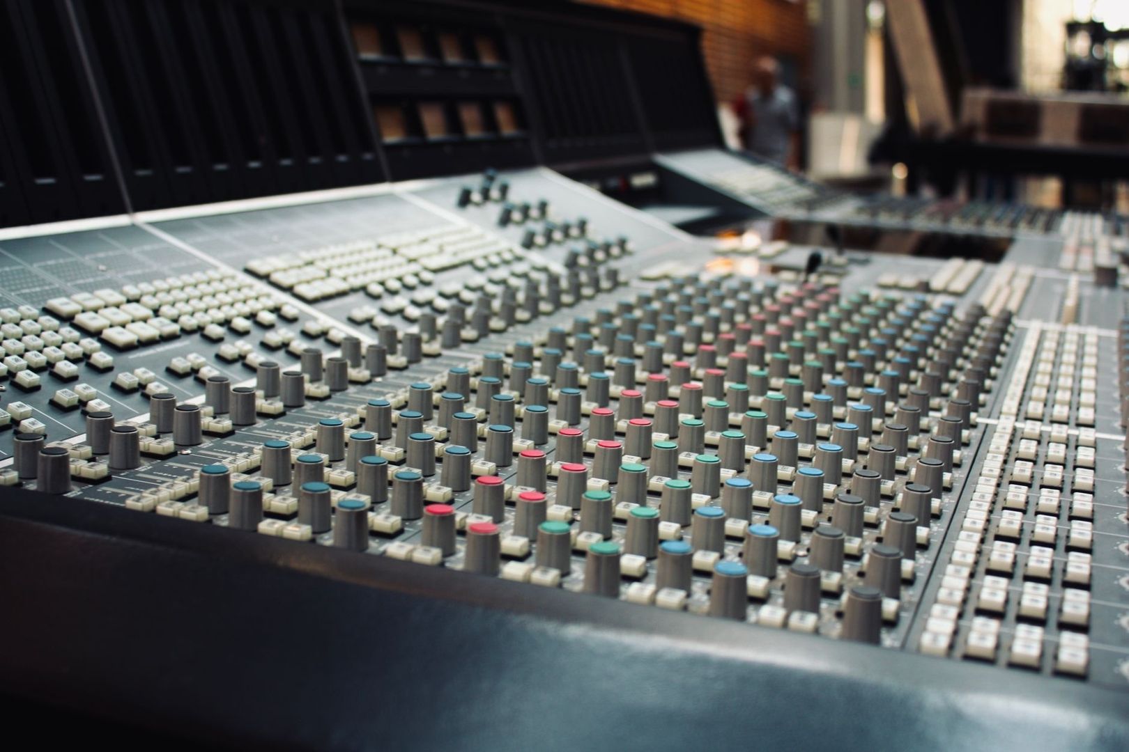 Närbild av ett stort mixerbord i en musikstudio
